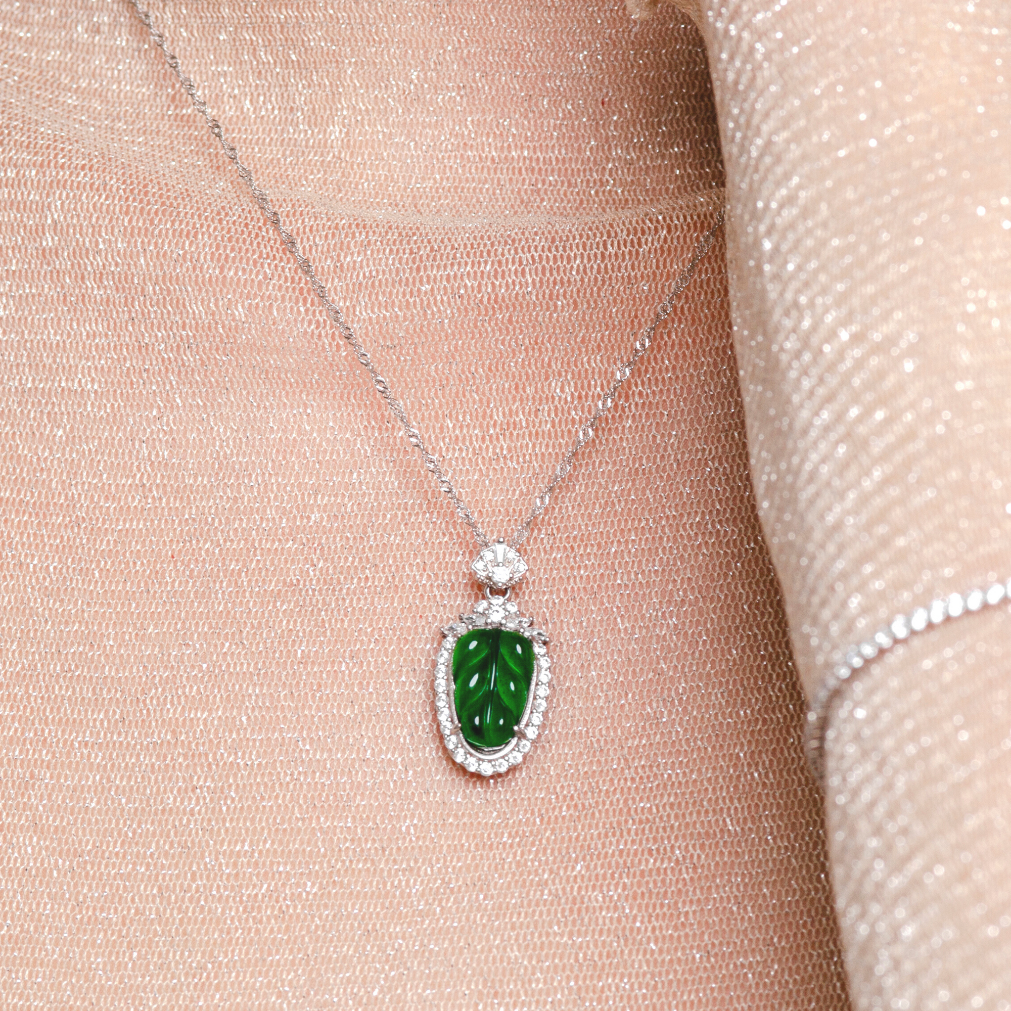 green leaf pendent decorated with zircons and with silver chain included 