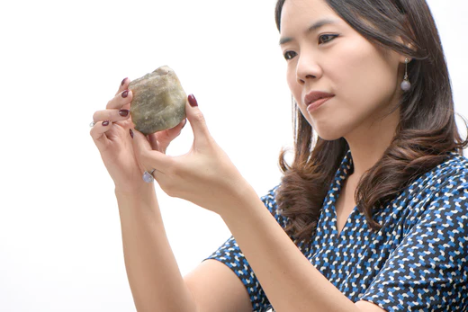 checking out jade raw material