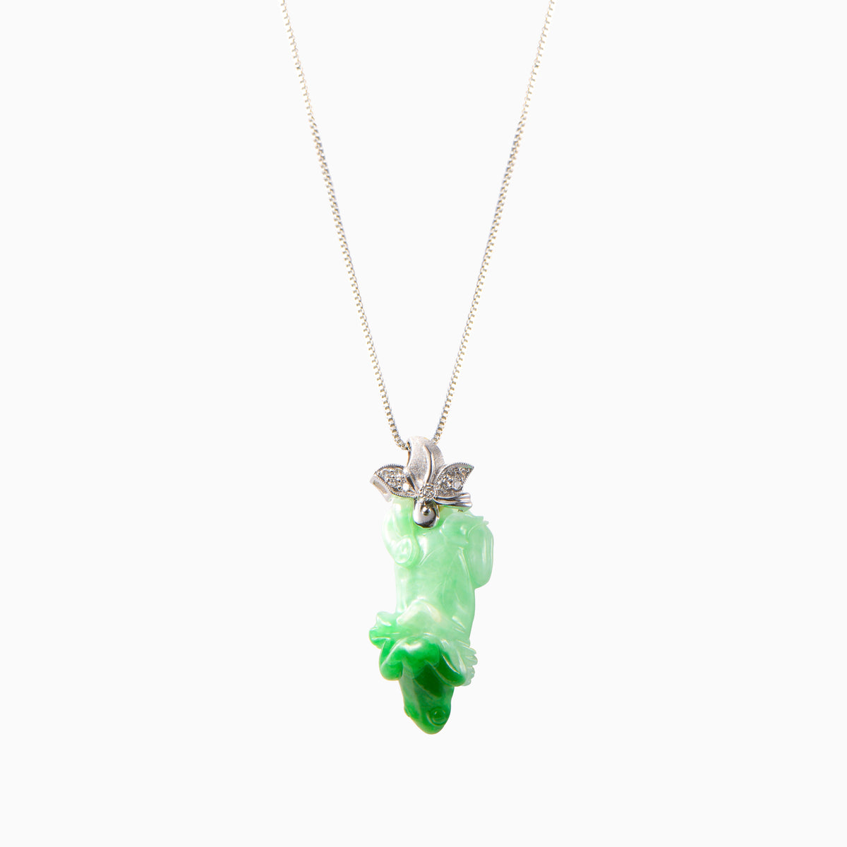 Green jade pendant shaped as a toad sitting on a cabbage with diamonds